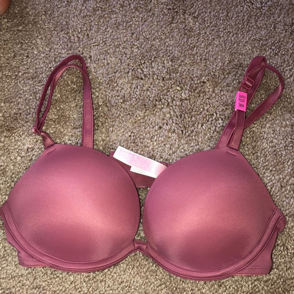 VICTORIA’S SECRET BRAND NEW NEVER WORN PINK BRA